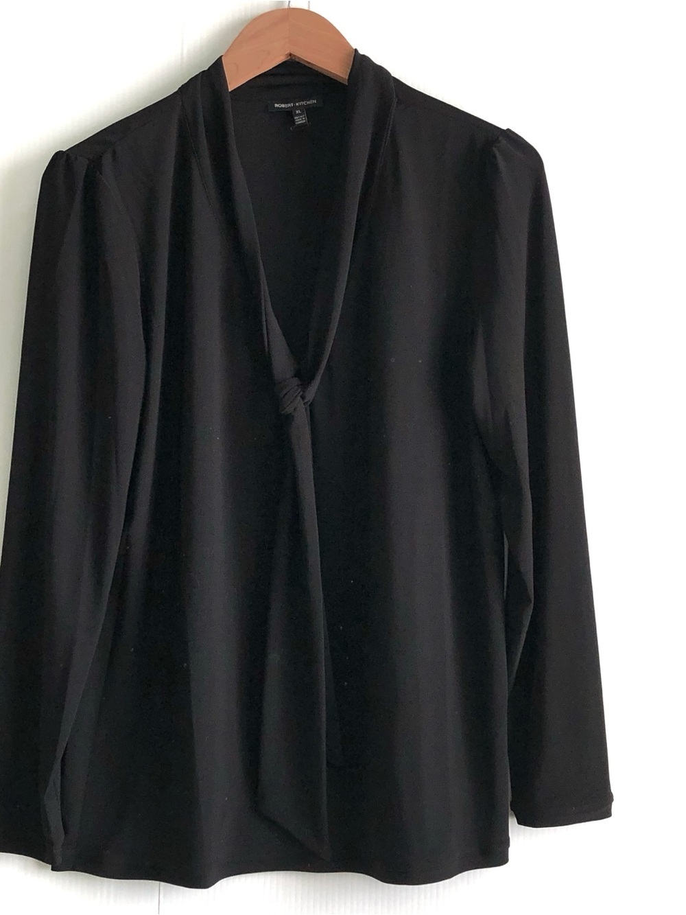 Robert Kitchen Black Knot-Detail V-Neck Blouse